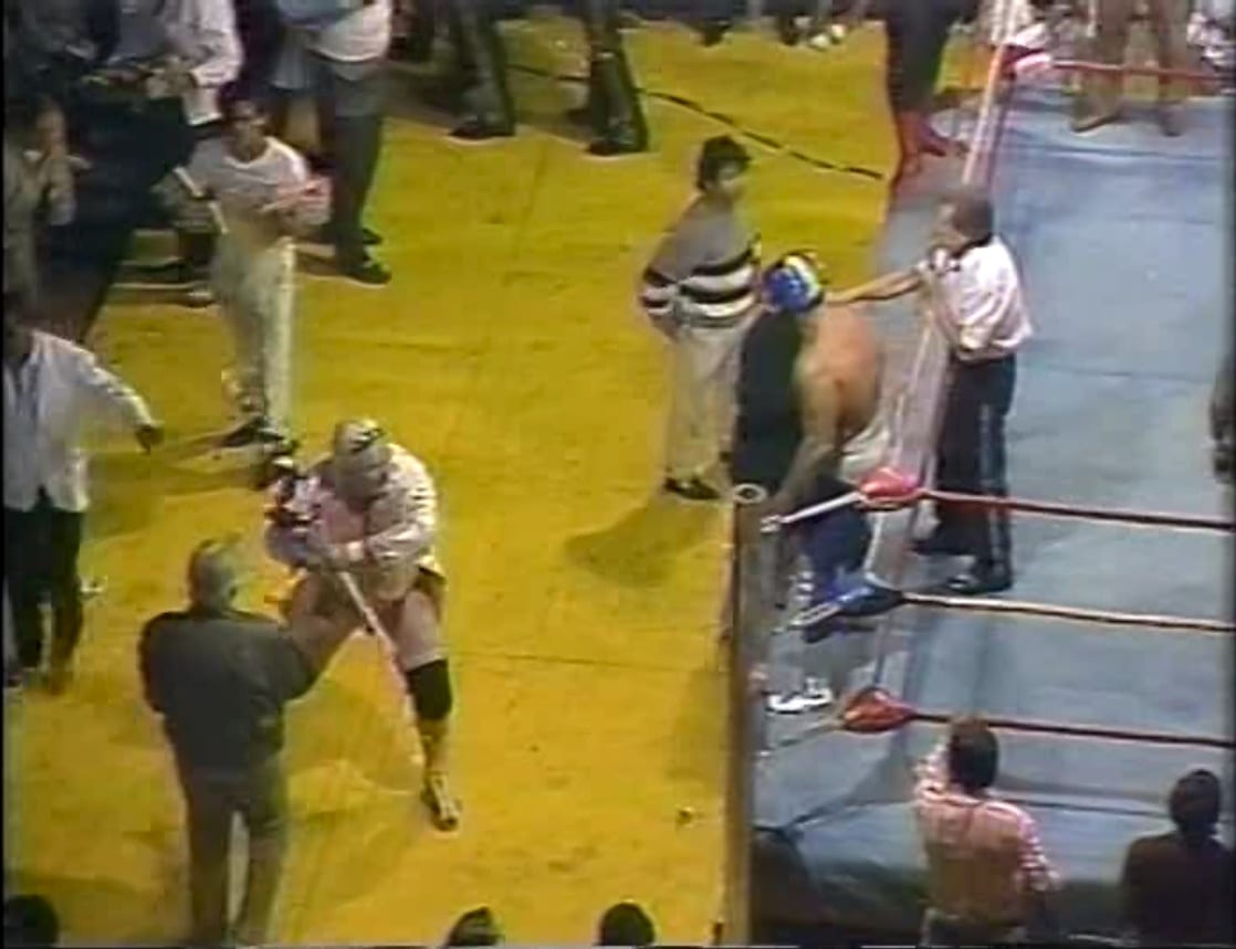 El Satanico, Ken Timbs & Sangre Chicana vs. Lizmark, Perro Aguayo & Ring Mendoza (1990/06/08)