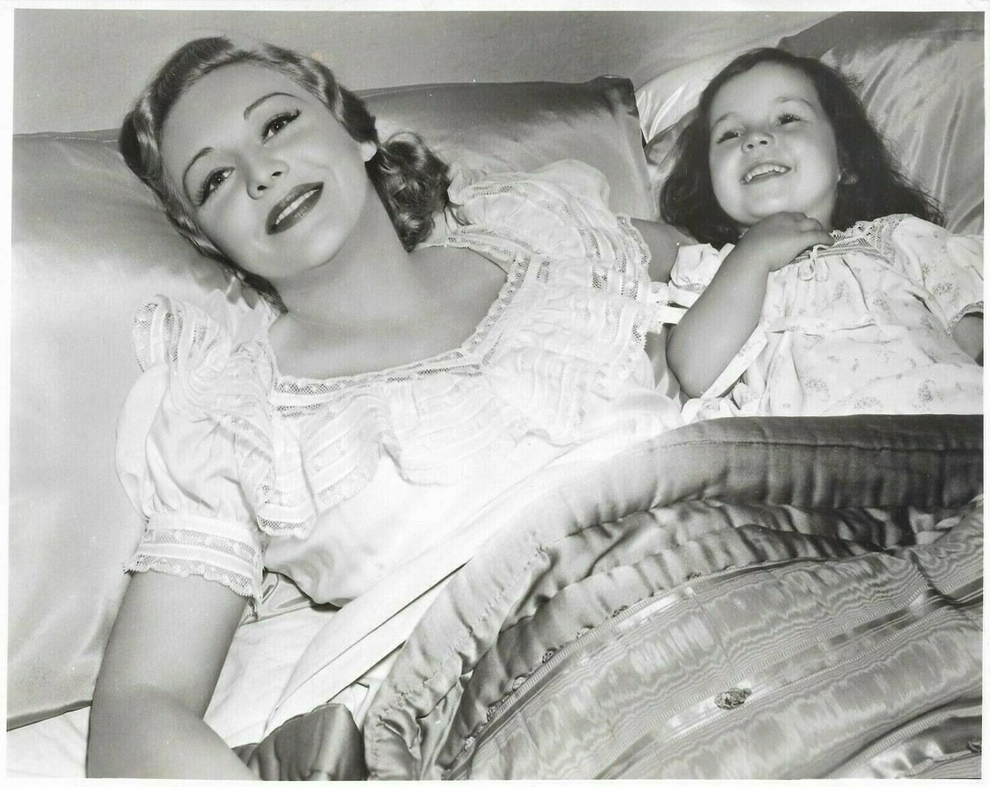 Madeleine Carroll, Carolyn Lee