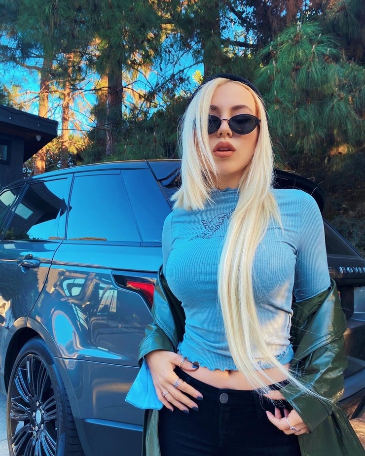 Ava Max image