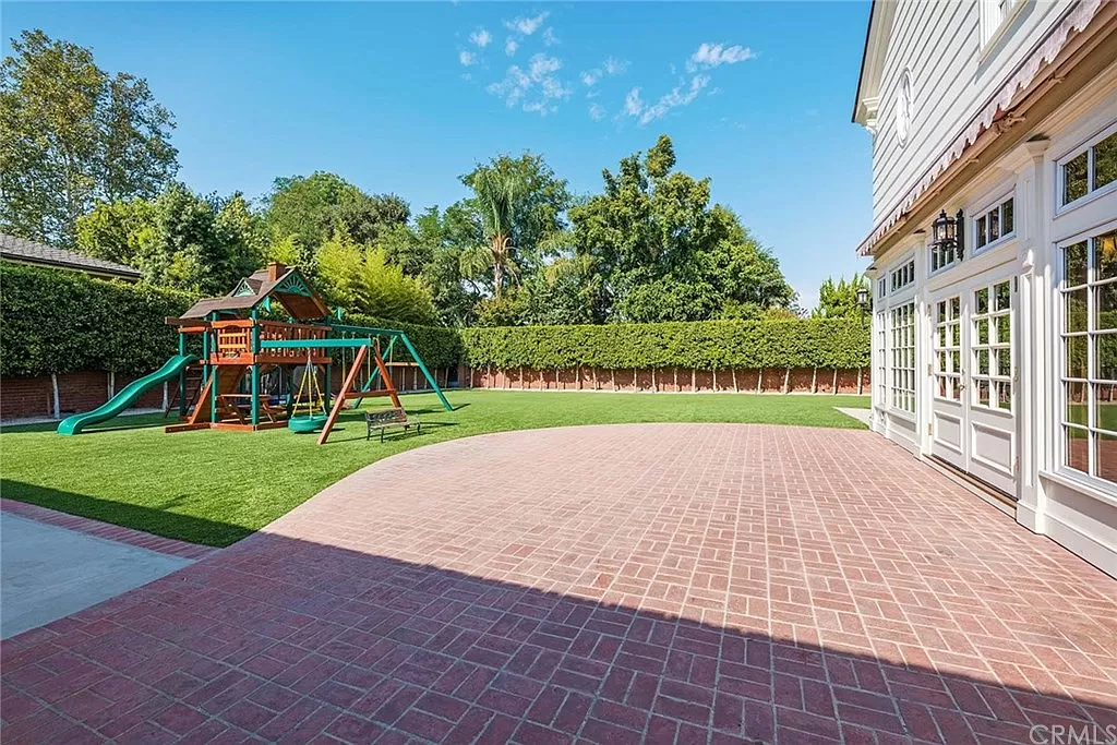 4225 Country Club Dr, Long Beach, CA 90807