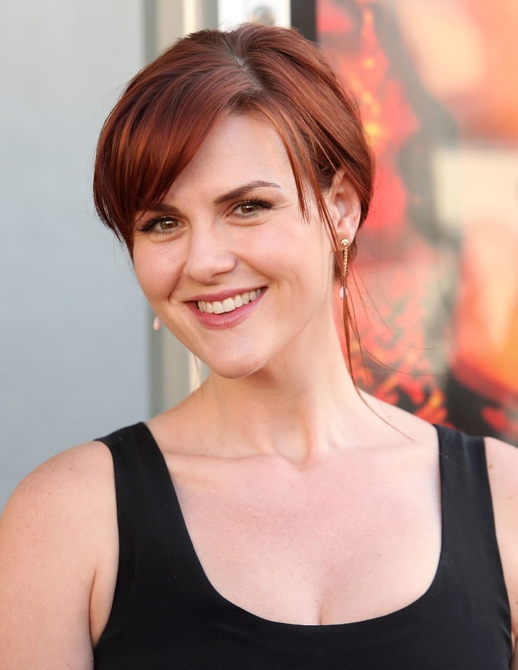 Picture of Sara Rue.