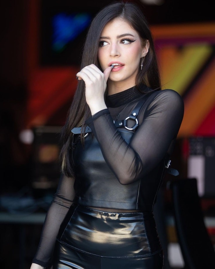 Chrissy Costanza Chrissy Costanza
