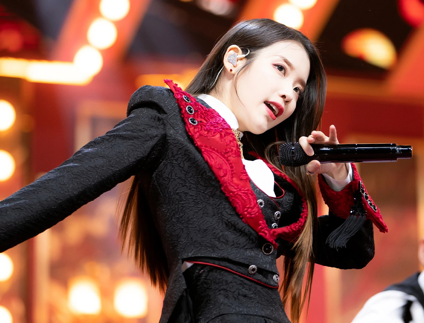 IU