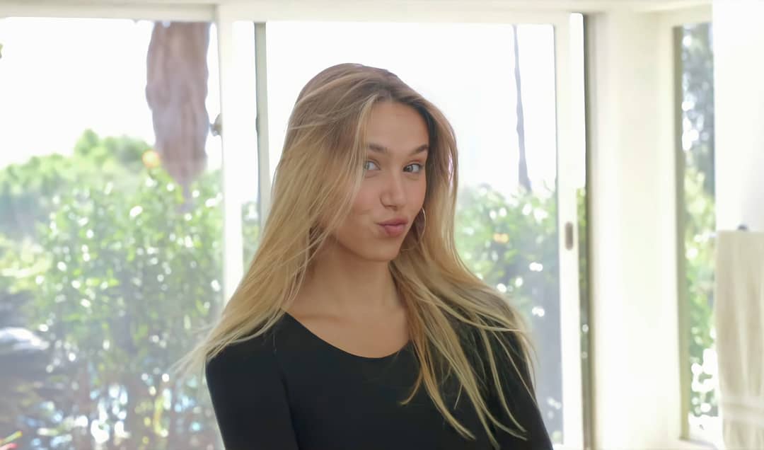 Alexis Ren
