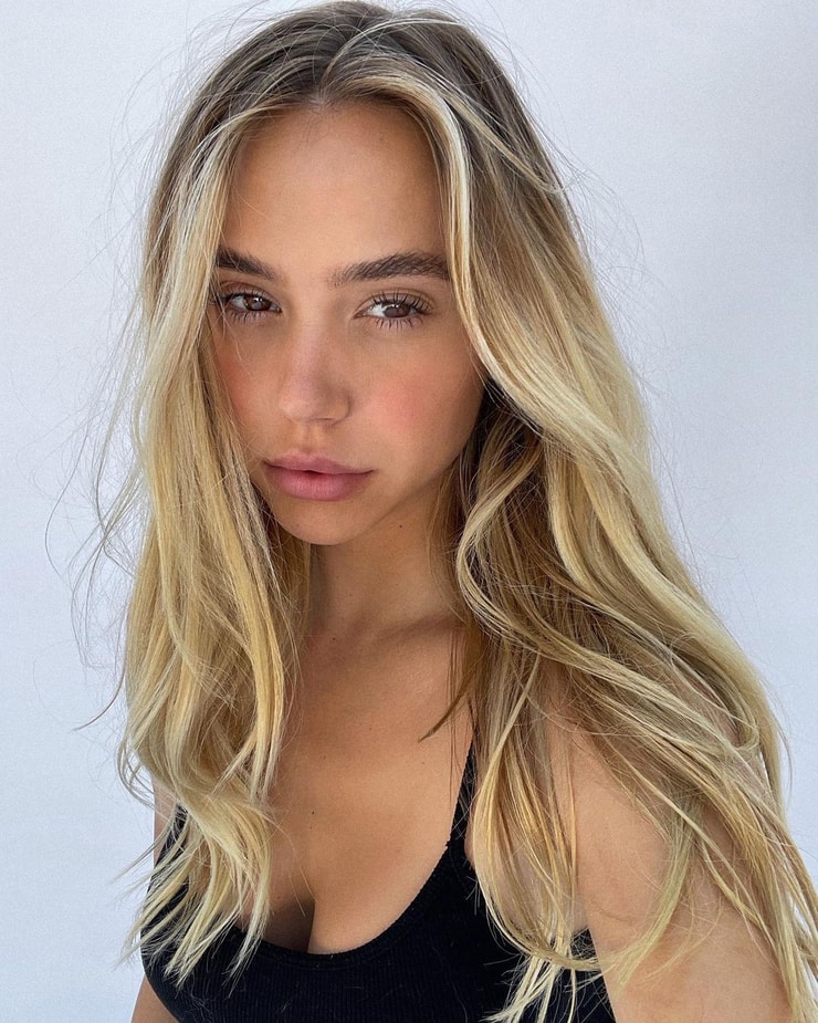 Picture of Alexis Ren