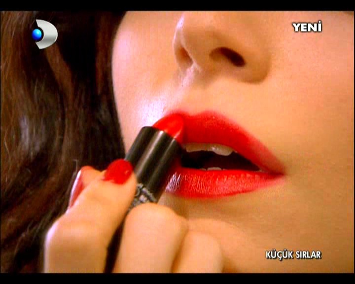 Девушка красится. Девушка красит губы помадой. Для него ты красишь губы. Рианна певица. Девушка красит губы.