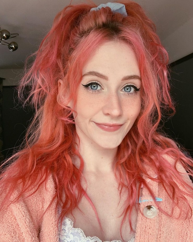 Janet Devlin picture