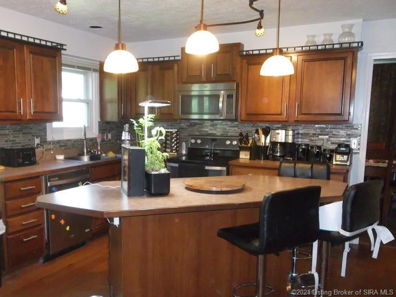 2516 Oak Ridge Ln, Madison, IN 47250