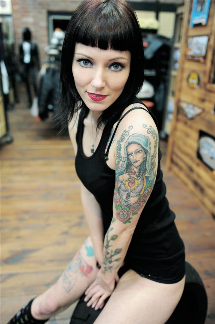 Тат знакомство. Лысые татуированные девушки. Татуировки у Читинский девушек. Красивые девушки читы с татуировками. Тату госпожа.