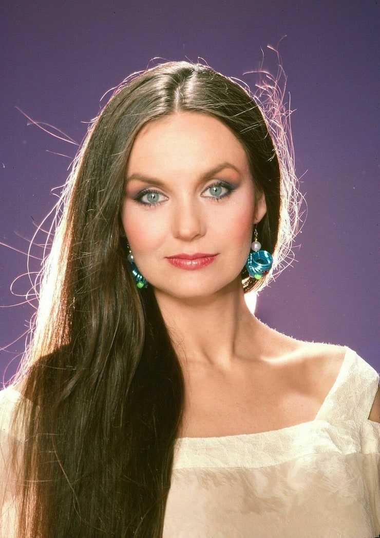 does crystal gayle still tour