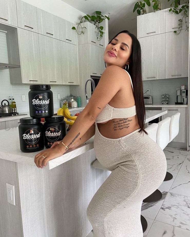 Katya Elise Henry в штанах