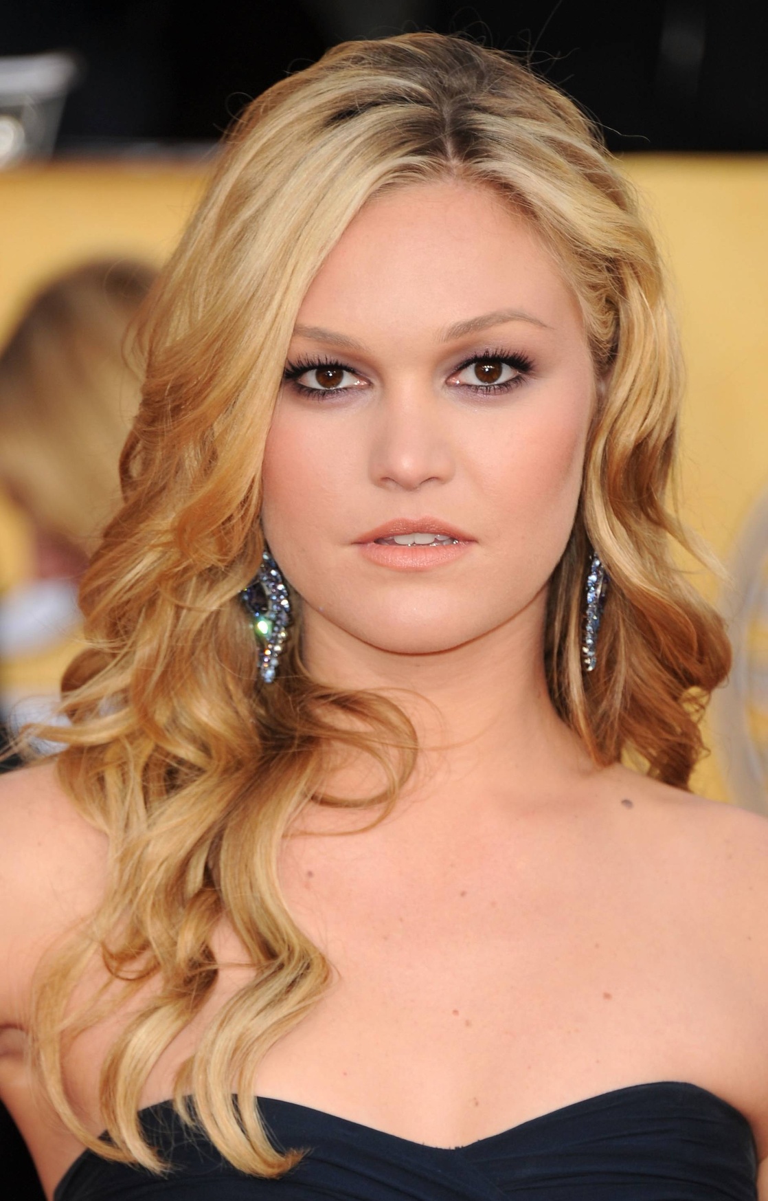 Julia Stiles’ Stunning Red Carpet Looks – A Timeless Beauty
