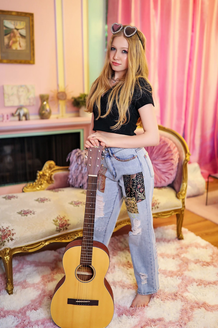 Picture of Abigail Zoe Lewis