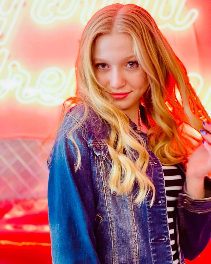 Picture of Abigail Zoe Lewis