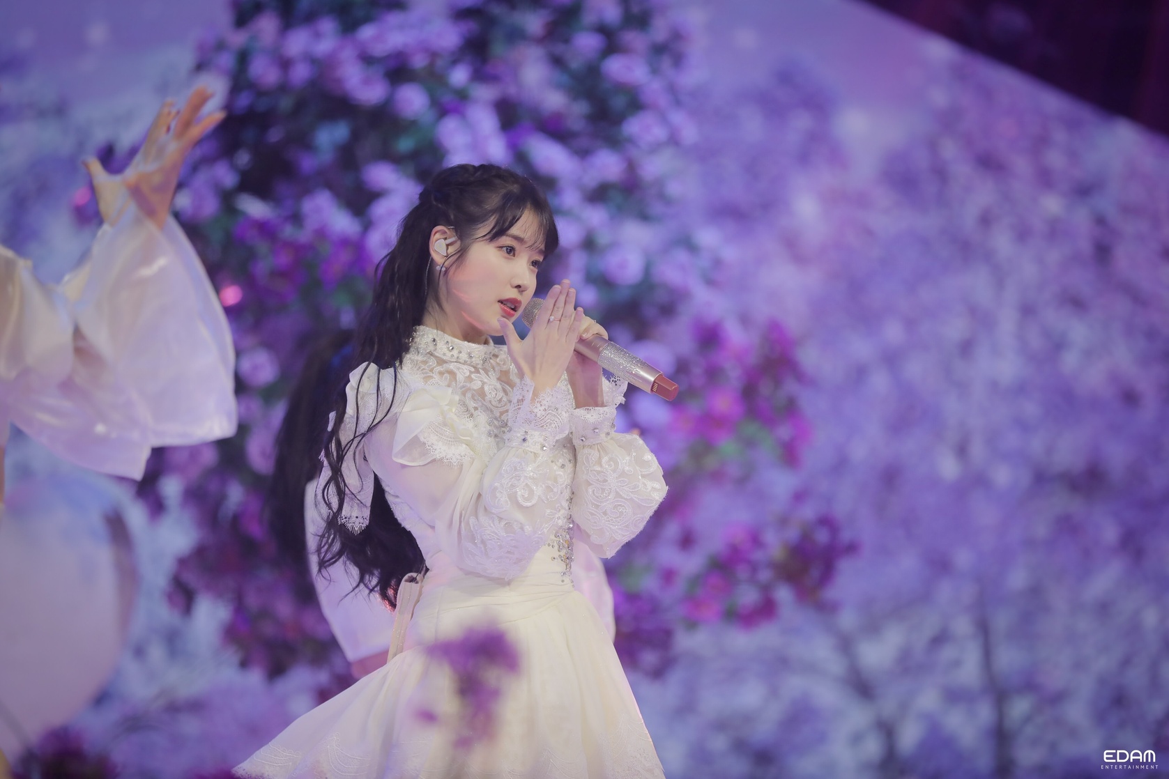 IU