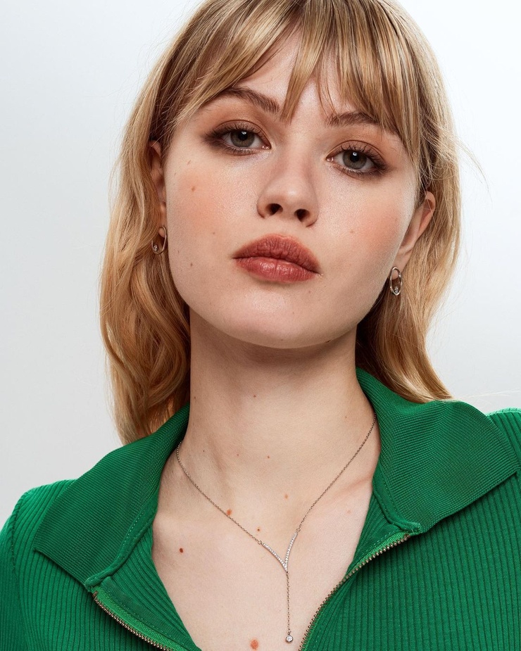 Picture of Luna (model)