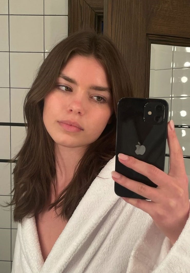 Lauren Searle picture