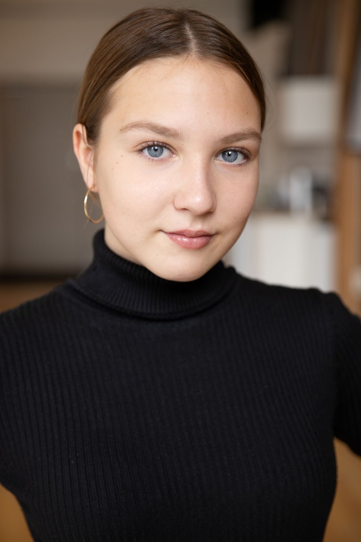  Isabelle Nélisse picture
