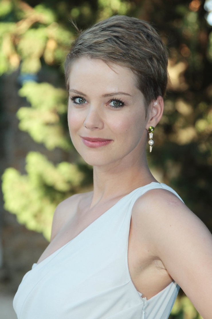 Andrea Osvárt picture