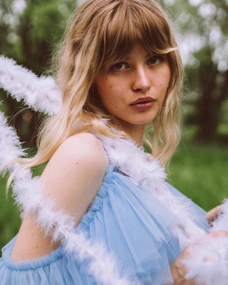 Picture of Luna (model)