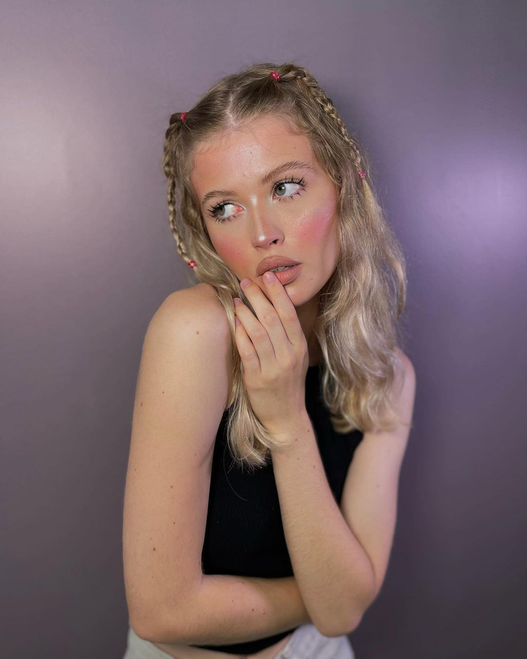 Image of Luna (model)