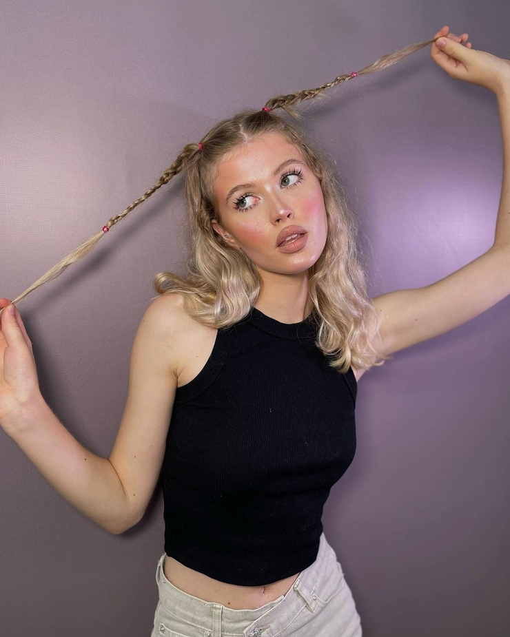 Picture of Luna (model)