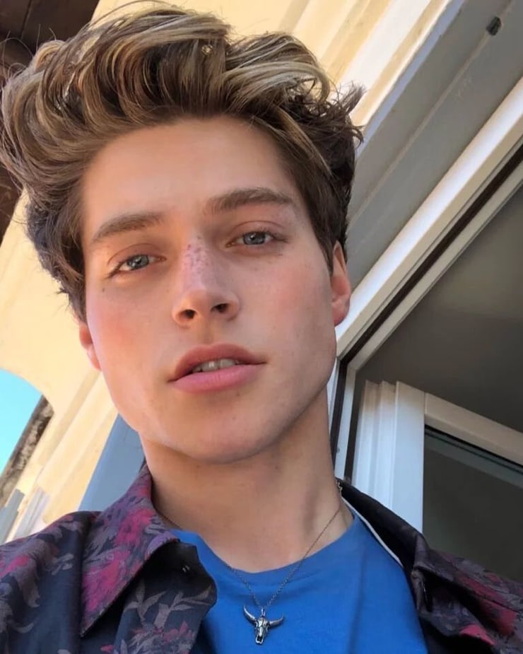 Picture of Froy Gutierrez