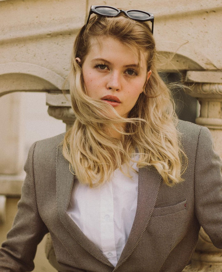 Luna (model) picture