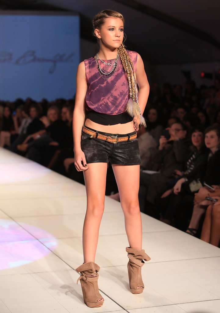 модели агентство линда тула. показ белья в париже - etam live show. показ детской моды. мода 2010 россия дети. модели в купальниках на подиуме.