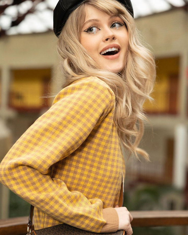 Luna (model) picture