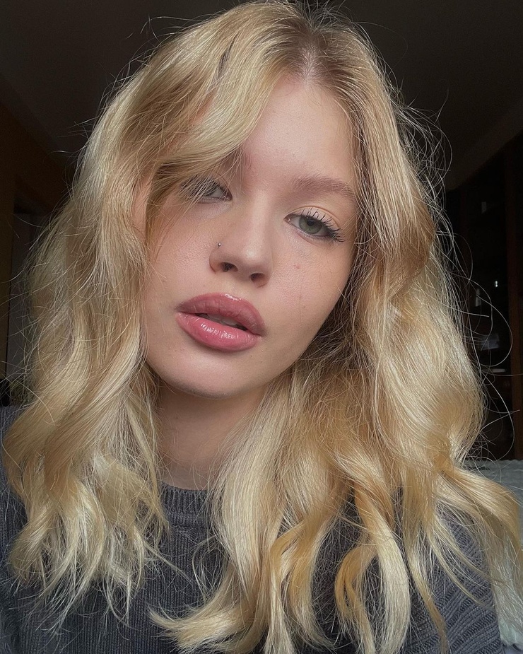 Picture of Luna (model)