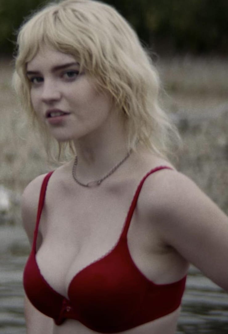 Sophie thatcher topless