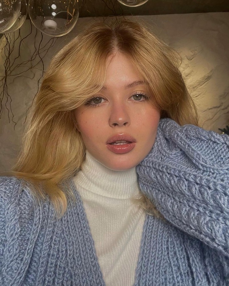 Luna (model) picture