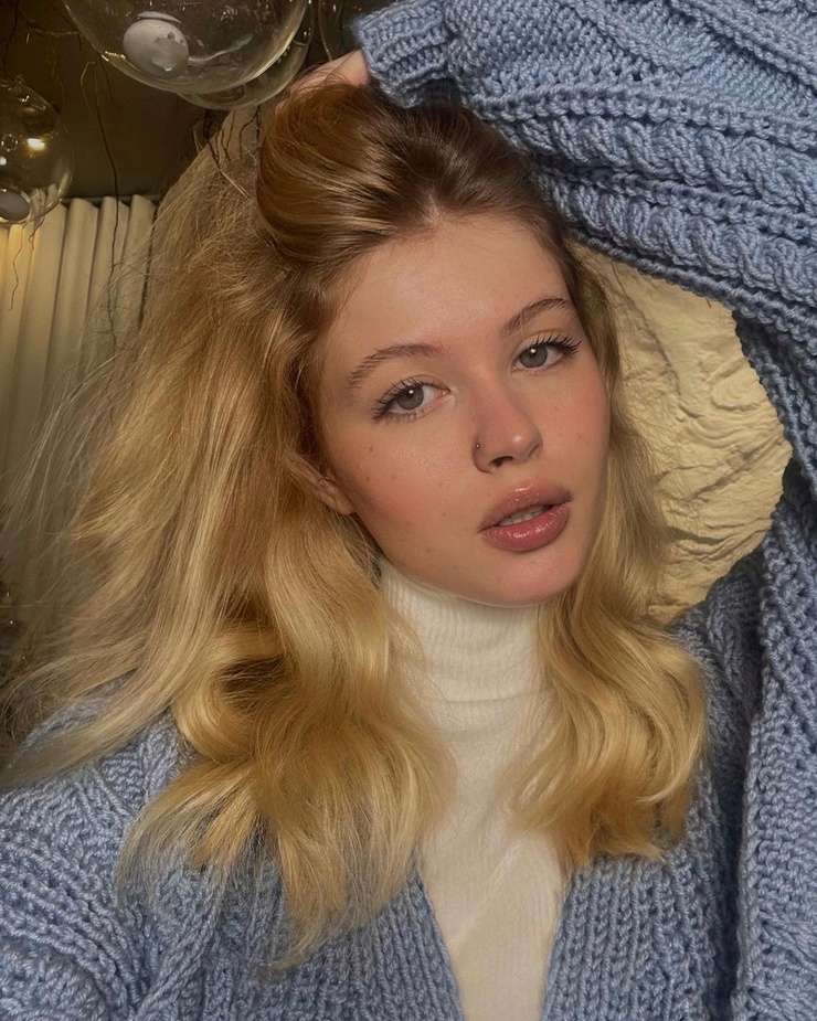 Picture of Luna (model)