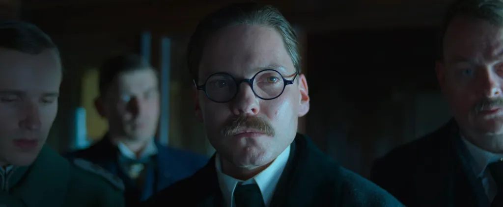 Matthias Erzberger (Daniel Brühl)