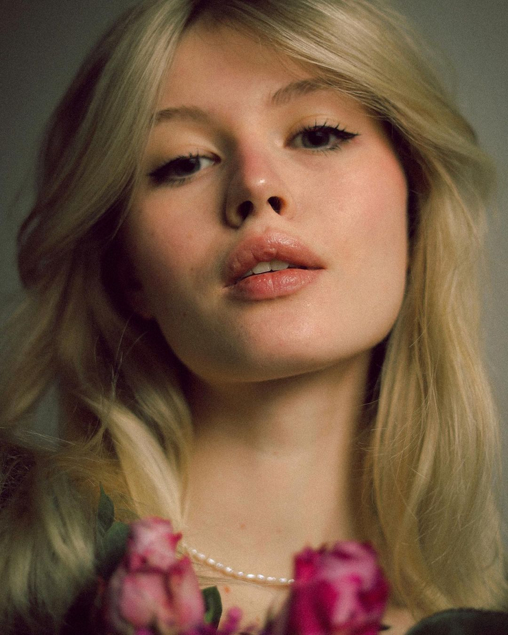 Picture of Luna (model)