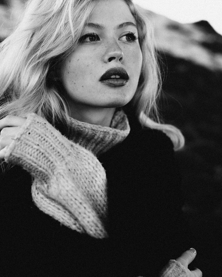 Luna (model) picture