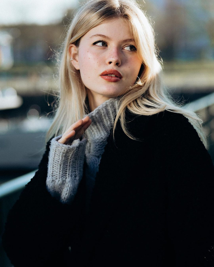 Luna (model) picture