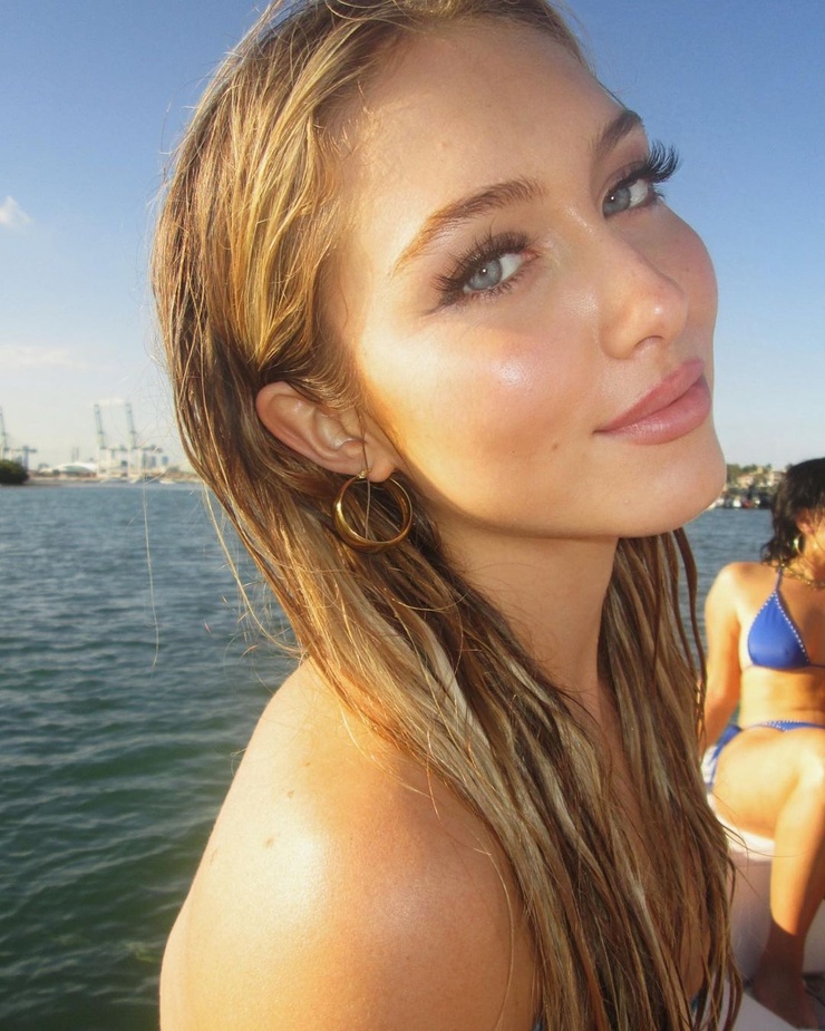 Heloise модель de. Подросток декольте селфи. Heloisehut. Heloisehut. Heloisehut.