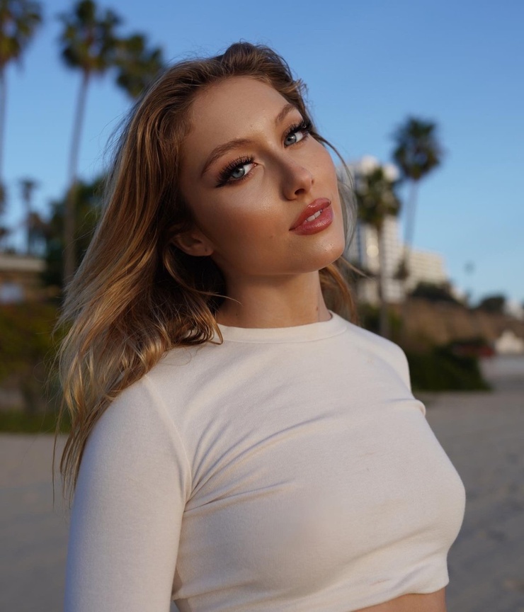 Heloise модель. Мелани сен-пьерр. Heloise huthart горячие. Heloise huthart горячие. Heloise huthart biography.