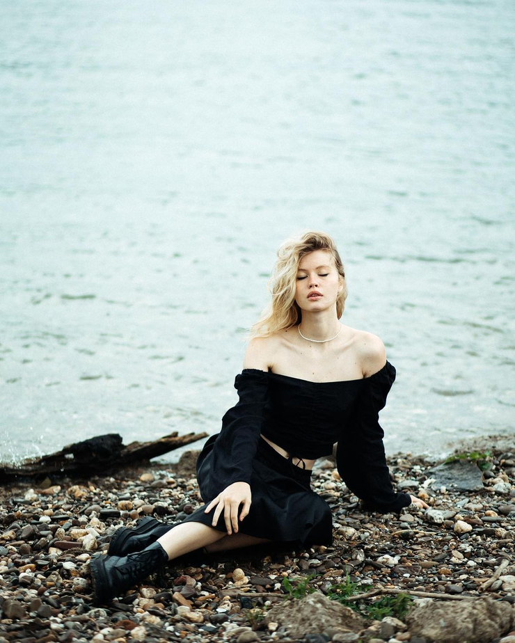 Picture of Luna (model)