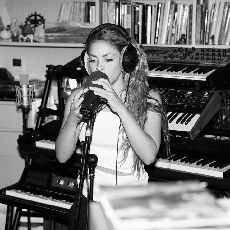 SHAKIRA CONTACT visual data 5