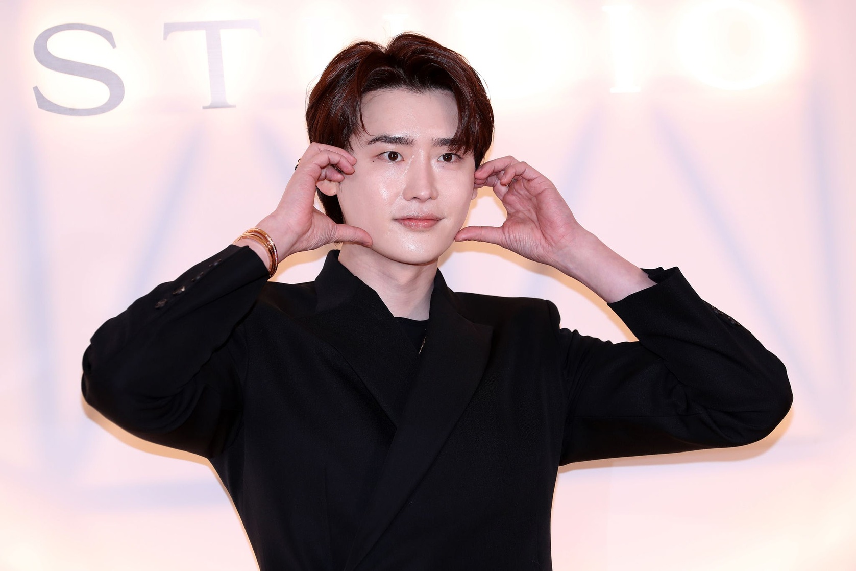 Jong Suk Lee