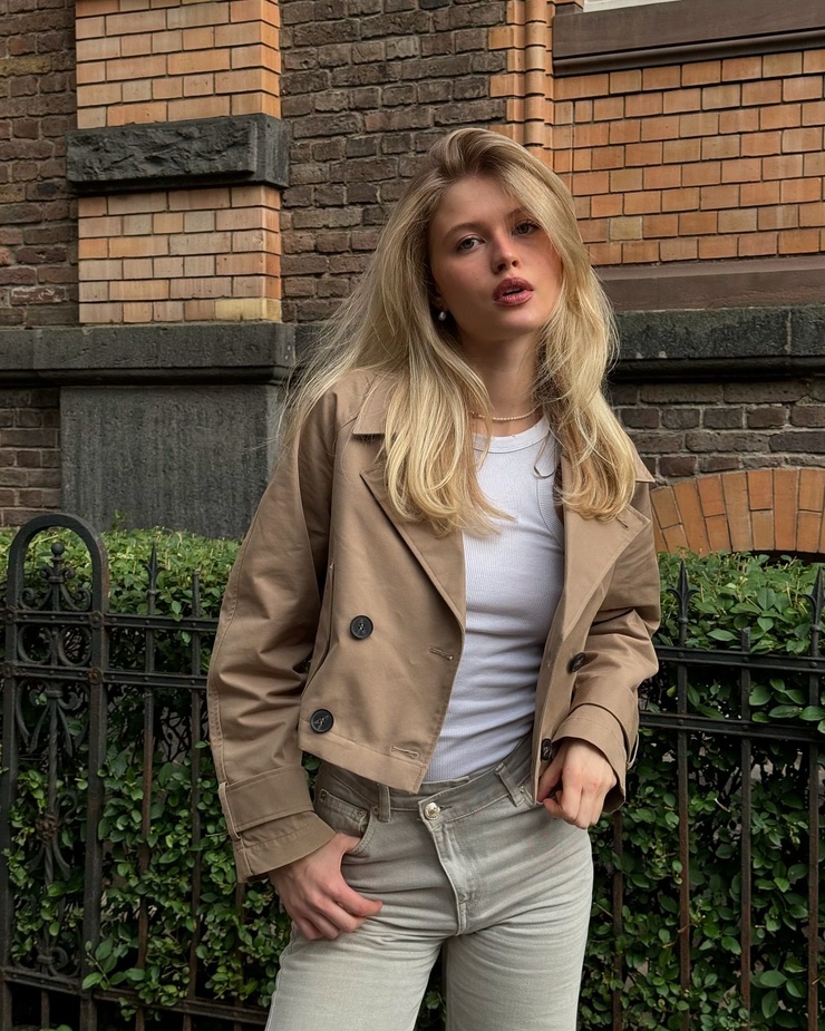 Picture of Luna (model)