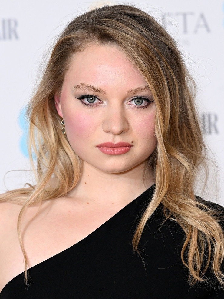 Mia Threapleton image