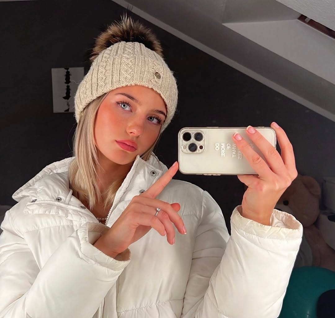 Elena Zoe