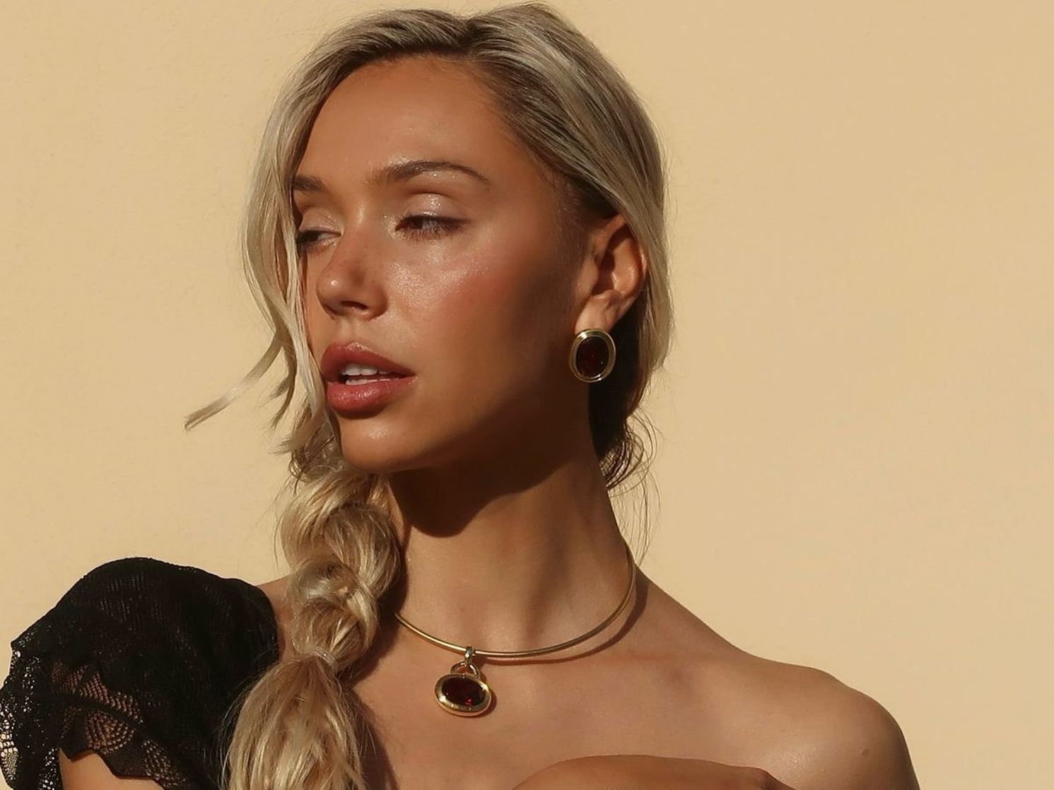 Alexis Ren