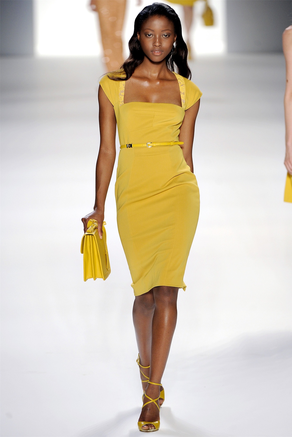 модная одежда желтого цвета. желтый цвет в одежде. яркое платье. модный желтый цвет. одежда в желтых тонах.