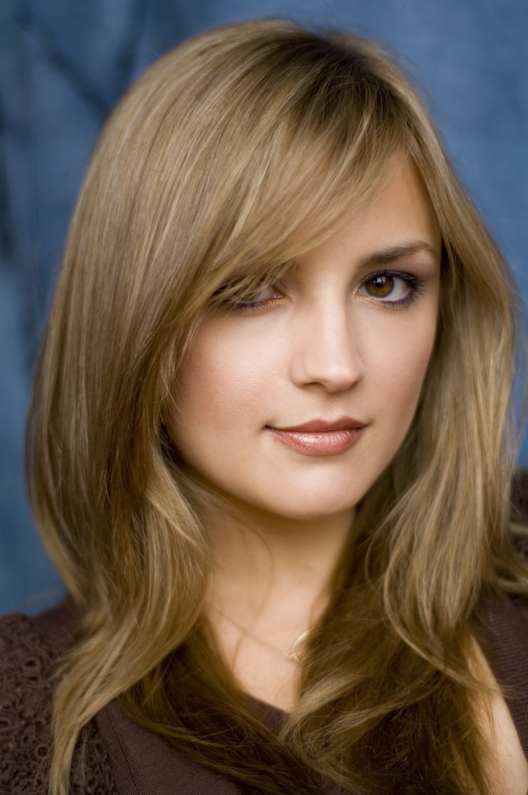 Rachael Leigh Cook gates