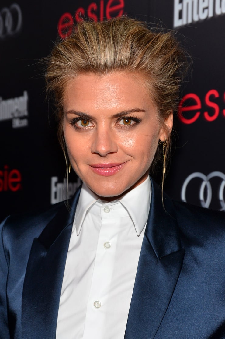 Picture of Eliza Coupe.